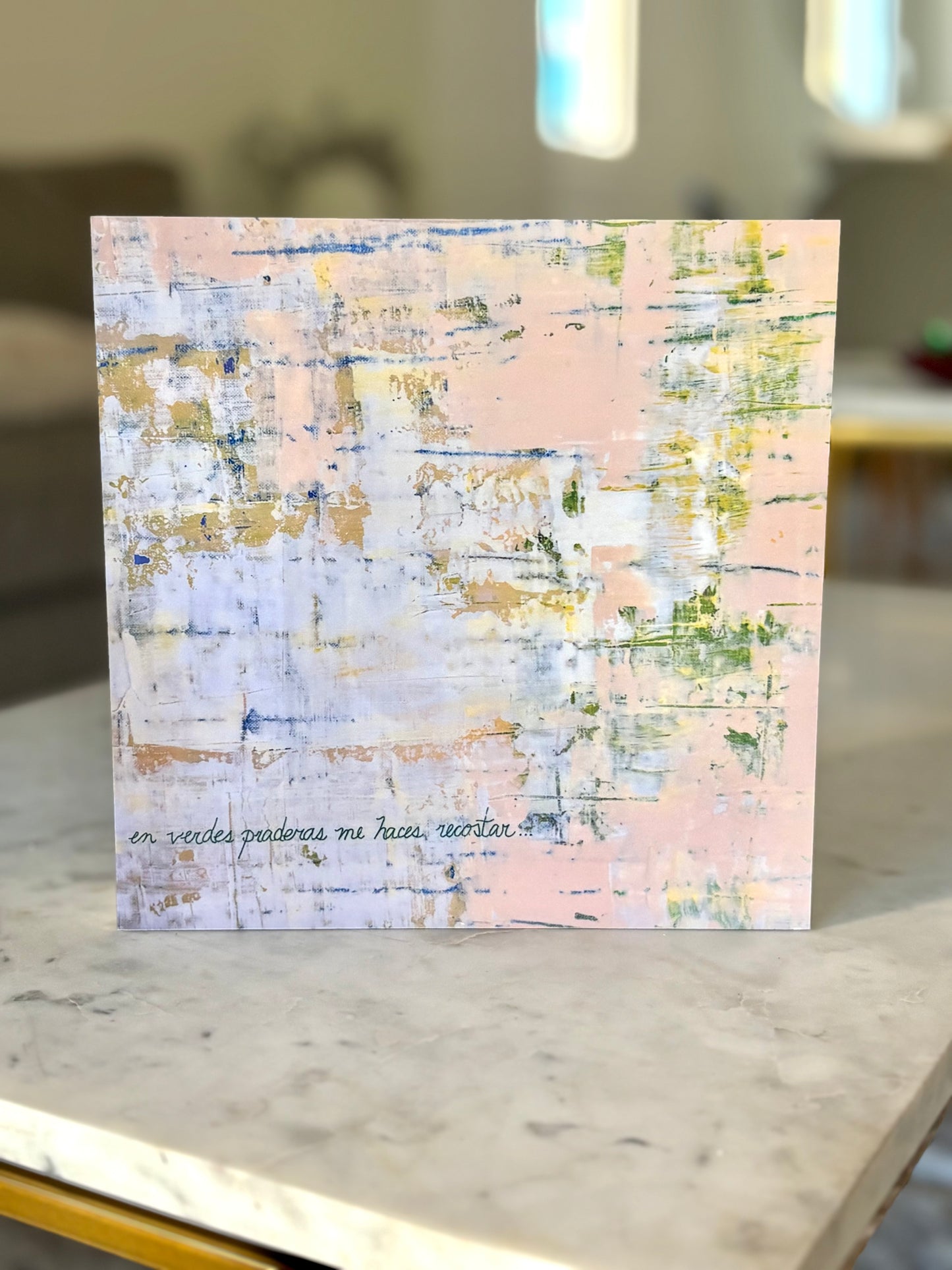 En verdes praderas me haces recostar