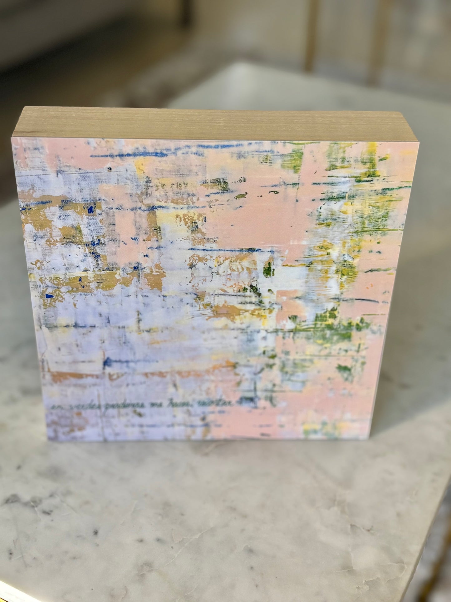 En verdes praderas me haces recostar