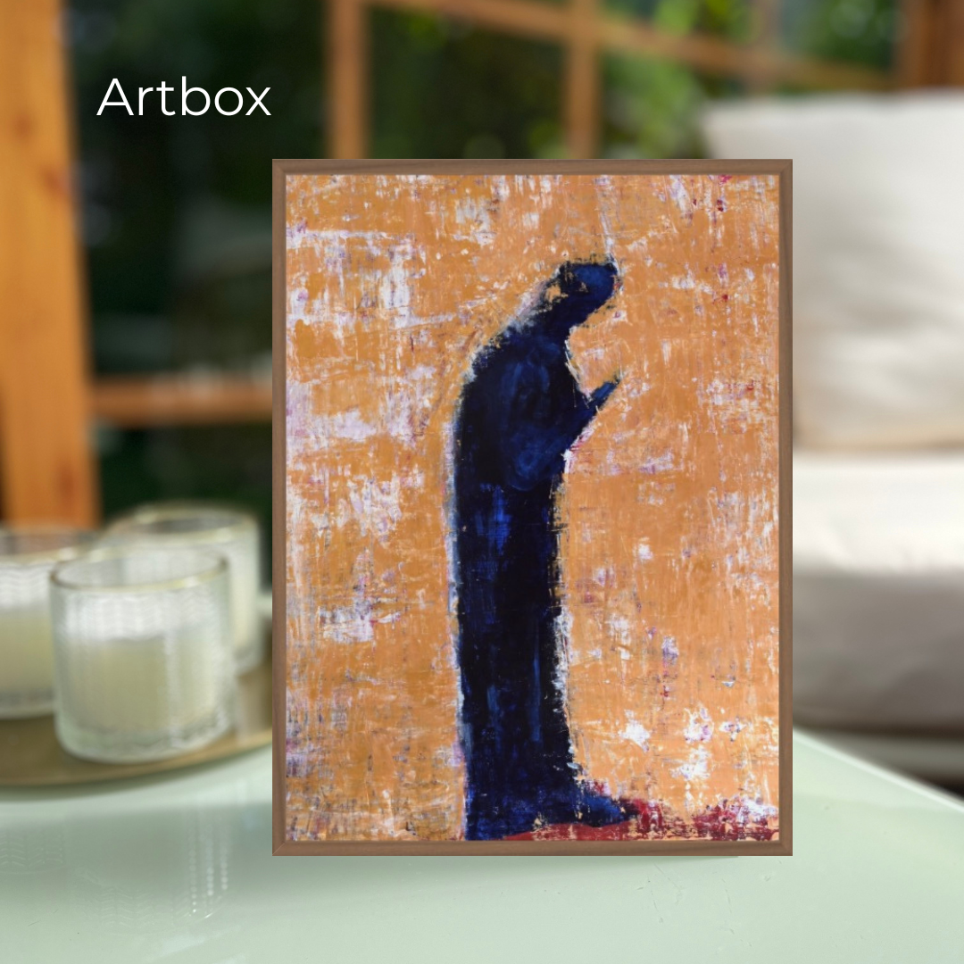 Contempla parado con libro